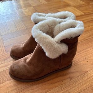 CUSHIONAIRE Cozy wedge winter booties
Chestnut Color
